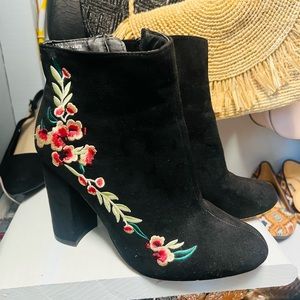 barely worn* Suede floral embroidered booties